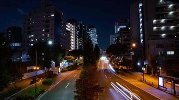 een nacht timelapse van de verkeer jam Bij de stad kruispunt in tokyo breed schot video