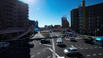 een timelapse van de verkeer jam Bij de kruispunt in tokyo breed schot video