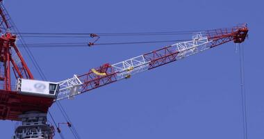 en mouvement grues à le en dessous de construction jour longue coup video