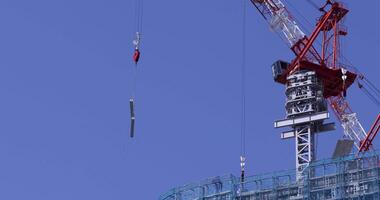 en mouvement grues à le en dessous de construction jour longue coup video