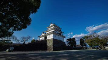 een timelapse van wolk Bij Odawara kasteel in kanagawa breed schot video