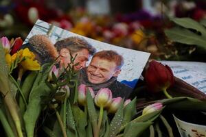 Berlina, Alemania. marzo, tercero, 2024. foto de alexey navalny y boris nemtsov y un montón de flores a el monumento de alexei navalny en frente de embajada de ruso federación en honor de alexei navalny