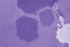 textura de antiguo casa hormigón pared pintado dentro lila, sombras de púrpura, Violeta color con lugares y grietas en el superficie. decorativo yeso. resumen diseño grunge antecedentes. Copiar espacio foto
