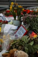 Berlina, Alemania. marzo, tercero, 2024. navalny espontáneo monumento con un montón de flores, velas y osito de peluche oso en frente de embajada de ruso federación en honor de ruso político alexei navalny foto