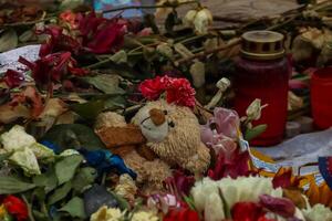 Berlina, Alemania. marzo, tercero, 2024. navalny espontáneo monumento con un montón de flores, velas y osito de peluche oso en frente de embajada de ruso federación en honor de ruso político alexei navalny foto