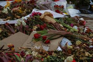 Berlina, Alemania. marzo, tercero, 2024. navalny espontáneo monumento con un montón de flores, velas, fotos en frente de embajada de ruso federación después el muerte de ruso político alexei navalny.