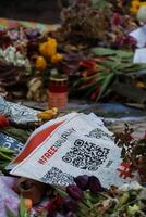 Berlina, Alemania. marzo, tercero, 2024. navalny espontáneo monumento con un montón de flores, velas, fotos en frente de embajada de ruso federación después el muerte de ruso político alexei navalny.