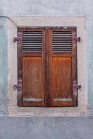 país estilo ventana con cerrado antiguo retro de madera persianas antiguo alemán histórico casa en baviera desgastado agrietado texturizado pared. histórico y atmosférico arquitecto elemento. frente ver foto