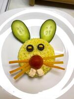 arroz con vegetales en el forma de un Conejo cabeza foto