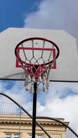 lancement une Balle dans une basketball panier sur un Extérieur tribunal video