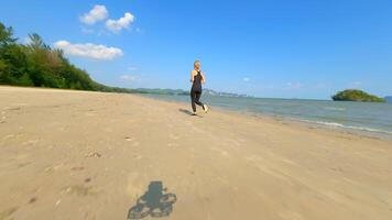 caucásico mujer corriendo en el playa en Tailandia video