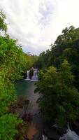 antenne visie van tropisch waterval tussen de weelderig oerwoud in Thailand video