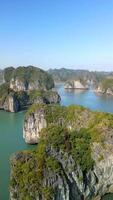 aéreo ver de escénico caliza rocoso islas en decir ah largo bahía en Vietnam video