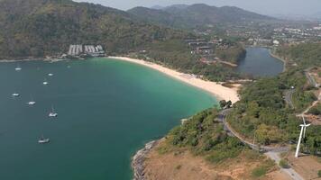 antenne visie van de kust van phuket eiland, Thailand video