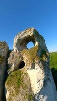 dinámica fpv vuelo mediante agujero en el caliza rock de el jurásico tierras altas video