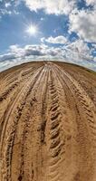 verticaal weinig planeet transformatie met kromming van ruimte tussen velden in blauw lucht met wolken video