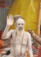 15 enero 2023, retrato de sadhu baba dar bendición a kolkata ganga sagar mela tránsito acampar foto