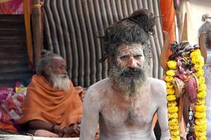 15 enero 2023, Calcuta, Oeste Bengala, India. indio sandhu quedarse a ganga sagar tránsito acampar a kolkata aventajar ghat foto