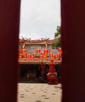 frente ver de el templo puerta. adecuado para utilizar durante chino nuevo año celebraciones foto