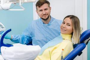 un hermosa niña paciente es sentado en el del dentista oficina a el recepción y siguiente a el médico foto