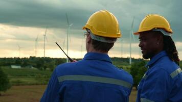 inteligente ingeniero con protector casco participación el Plano trabajando a eléctrico turbinas campo video