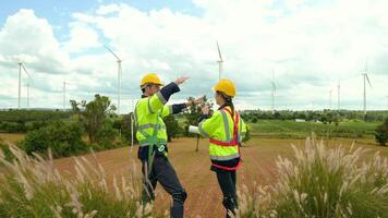 personas ingeniero son vistiendo un protector casco en cabeza, hablando a cada otro a analítica Ingenieria datos video