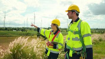 Ingenieur ist Gehen im ein Feld tragen ein schützend Helm auf Kopf video