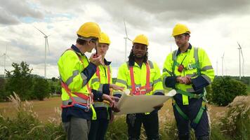 Ingenieria personas son reunión a eléctrico turbinas campo, Ingenieria gente, corporativo laboral, trabajo en equipo concepto video