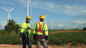 personas ingeniero son vistiendo un protector casco en cabeza, hablando a cada otro a analítica Ingenieria datos video