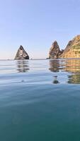 mare acqua superficie. Basso angolo Visualizza a partire dal kayak, telecamera mosche al di sopra di chiaro calma mare acqua. nessuno. vacanza ricreazione concetto. astratto nautico estate oceano natura. lento movimento. vicino su. verticale video