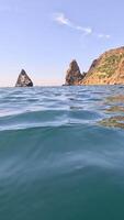 mare acqua superficie. Basso angolo Visualizza a partire dal kayak, telecamera mosche al di sopra di chiaro mare acqua. nessuno. vacanza ricreazione concetto. astratto nautico estate oceano natura. lento movimento. vicino su. verticale video