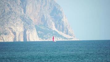 yacht su calma mare. lusso crociera viaggio. lato Visualizza di bianca barca su in profondità blu acqua. aereo Visualizza di ricco yacht andare in barca mare. estate viaggio su lusso nave. video