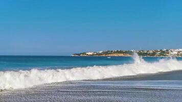 extrem riesige große surferwellen am strand puerto escondido mexiko. video