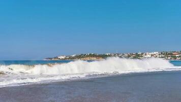 extrem riesige große surferwellen am strand puerto escondido mexiko. video