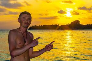 kuramathi Maldivas tropical paraíso isla puesta de sol hombre hermoso masculino turista. foto