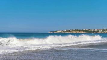 extrem riesige große surferwellen am strand puerto escondido mexiko. video