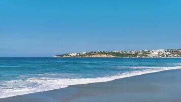 extreem reusachtig groot surfer golven Bij strand puerto escondido Mexico. video