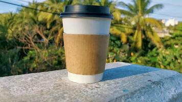 Kaffee zu gehen Becher auf das Strand Sand Meer Wellen. video