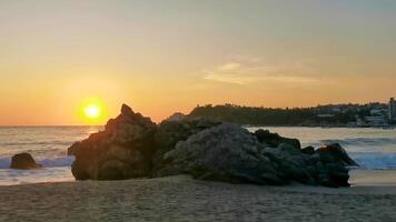 colorido pôr do sol dourado grande onda e praia puerto escondido méxico. video