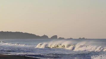 plage de vagues de surfeurs extrêmement énormes la punta zicatela mexique. video