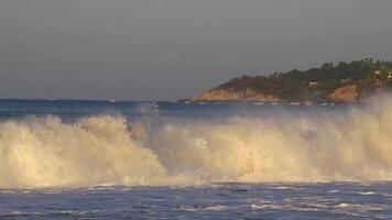 extrem riesige große surferwellen am strand puerto escondido mexiko. video