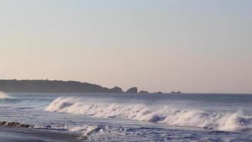 extrem riesiger großer surferwellenstrand la punta zicatela mexiko. video