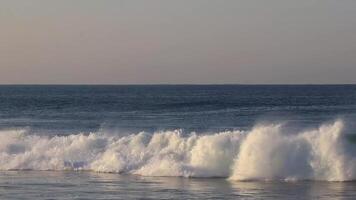 extrem riesige große surferwellen am strand puerto escondido mexiko. video