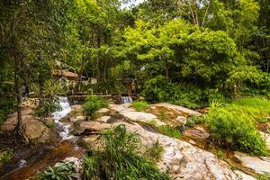 hermosa cascada en tropical naturaleza selva en chiang mai tailandia foto