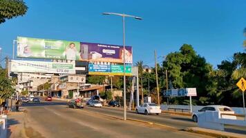 puerto escondido oaxaca méxico 2023 estrada movimentada rua dirigindo carros engarrafamento puerto escondido méxico. video