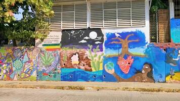 puerto escondido Oaxaca Mexiko 2023 Mauer mit Graffiti Kunst Zeichnungen Gemälde im puerto escondido Mexiko. video