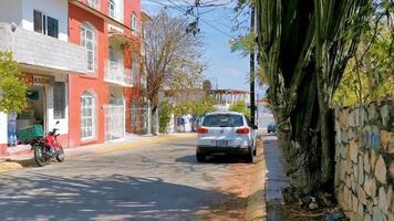 porto escondido Oaxaca México 2023 típica lindo colorida turista rua calçada cidade porto escondido México. video