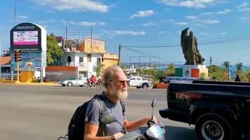 puerto escondido oaxaca mexico 2023 upptagen väg gata körning bilar trafik sylt puerto escondido Mexiko. video