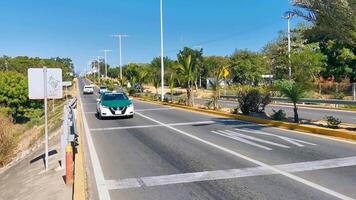 puerto escondido oaxaca Mexico 2023 bezig weg straat het rijden auto's verkeer jam puerto escondido Mexico. video