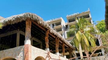 reusachtig gigantisch bouw hou op gebouw ruïneren in puerto escondido Mexico. video